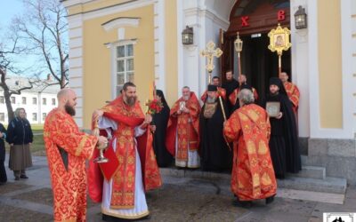 Ежедневно в Коневской обители совершаются пасхальным богослужения с крестным ходом